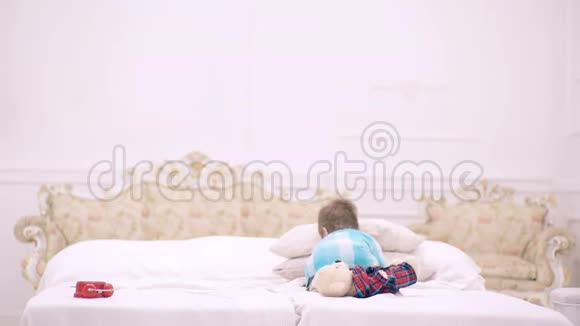母子俩在床上的卧室里设置了闹钟睡眠时间概念一个幸福的家庭视频的预览图