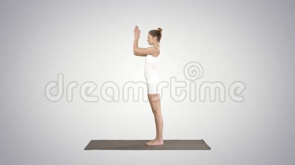 美丽的年轻女子做瑜伽运动的脚踝小腿大腿臀部和肩膀鹰波斯加鲁达萨纳视频的预览图