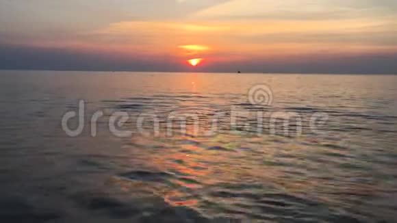 风景大海清晨日出色彩朦胧天际线视频的预览图