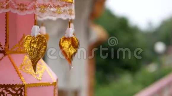金纸菩提叶贴在寺庙里的佛教吊灯上在微风中移动视频的预览图
