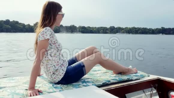 女孩坐在帆船上游艇在大船上享受大海而在海上航行视频的预览图