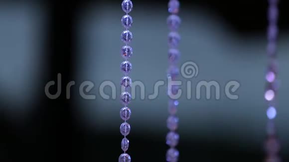 水晶珠挂闪闪发光的黑暗背景前浪漫的婚礼仪式视频的预览图