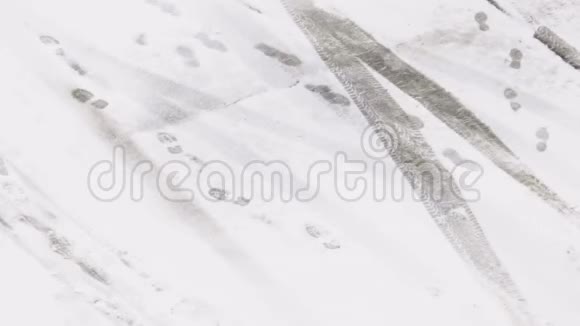停车雪中的脚印暴风雪冬天降雪视频的预览图