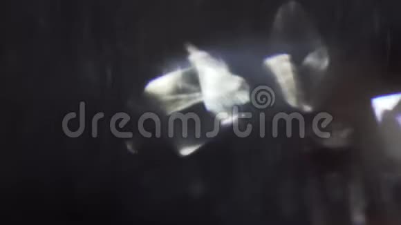 美丽的抽象波克闪烁和漂浮在黑暗中视频的预览图