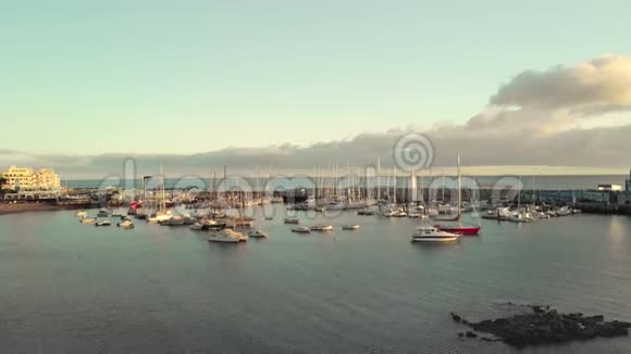 空中射击玛丽娜大西洋沿岸一个小渔村的港口大量的船只视频的预览图