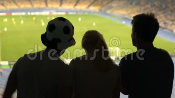 球迷对比赛失利表示失望和失望视频的预览图