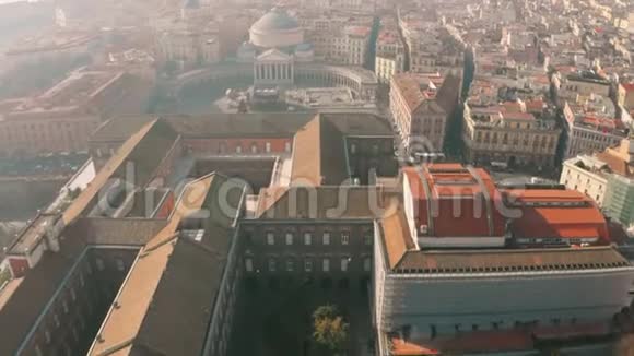 那不勒斯皇宫或皇家宫殿圣卡洛大街和普莱比西托广场的空中景观视频的预览图