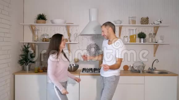 两个在厨房跳舞视频的预览图