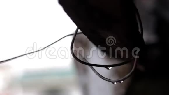 多莉电影拍摄的金属线或晾衣绳上有一些雨滴背景模糊视频的预览图