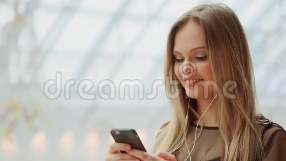 女生特写用手机写短信看智能手机的屏幕通过移动提供视频会议视频的预览图