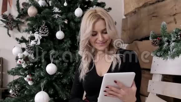 一个女佣在圣诞节的气氛中在平板电脑上交流视频的预览图