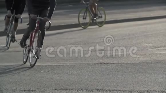 骑自行车的人在城市街道骑自行车生态城市运输概念视频的预览图