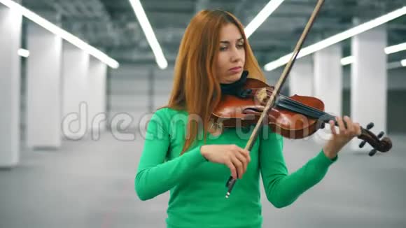 小提琴手正在熟练地演奏乐器视频的预览图