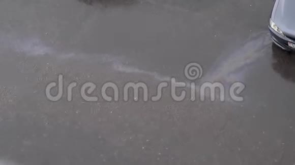大雨倾泻在沥青上水上的油渍视频的预览图