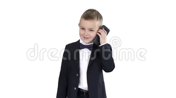 穿着服装的小男孩在白色背景下散步时打电话视频的预览图