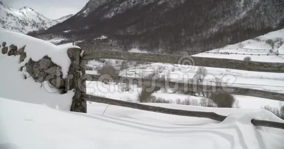 雪覆盖的山上农场入口近景视频的预览图