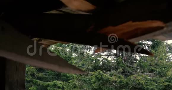 奥尔德木屋顶被打破了需要在斯洛莫的喀尔巴阡山修理视频的预览图