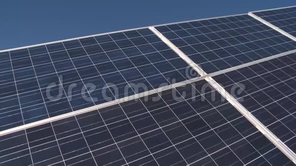 农村地区的太阳采集农场太阳能电池板的太阳反射视频的预览图