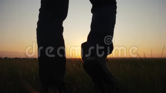 男子游客与背包剪影旅行进行一次冒险日落时间阳光慢动作视频徒步旅行者视频的预览图