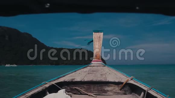 传统的木长尾船鼻子前景在菲菲岛附近旅行泰国视频的预览图