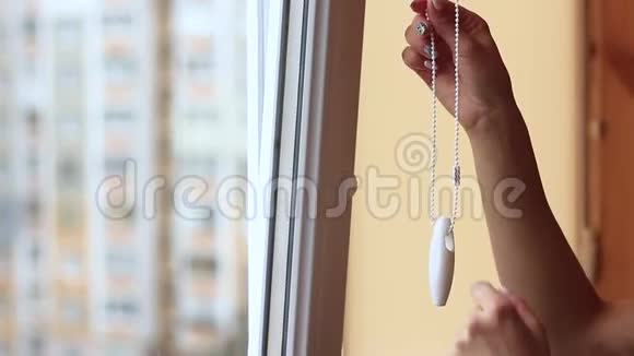 女性双手打开窗户上的窗帘视频的预览图