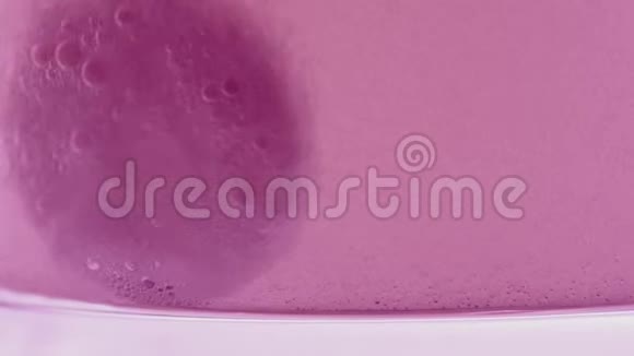 粉红色泡腾药丸溶解在一杯水中视频的预览图