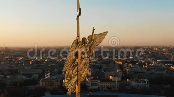在日落时分在彼得和保罗堡尖顶上的天使空中飞行特写镜头圣公会历史全景视频的预览图