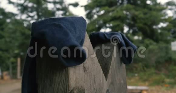 羊毛袜子被放置在一些木十字架上的喀尔巴阡山脉中视频的预览图