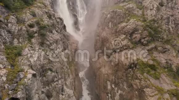 4l高加索石岩间高瀑布的空中射击视频的预览图