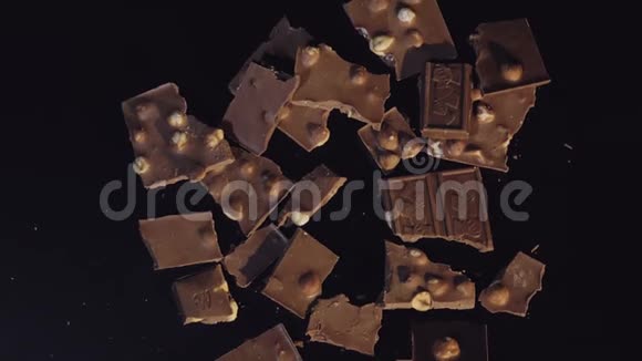女人的手把一块巧克力棒放到一堆巧克力块上慢动作视频的预览图