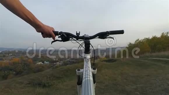 人在山上骑自行车视频的预览图