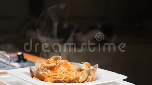 美味的意大利面食有龙果蛤蜊和奶油酱准备供应白色蒸汽意大利菜肴概念视频的预览图