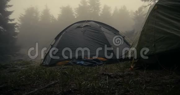 球形旅游帐篷在斯洛文尼亚的喀尔巴阡山遭受着大雨视频的预览图
