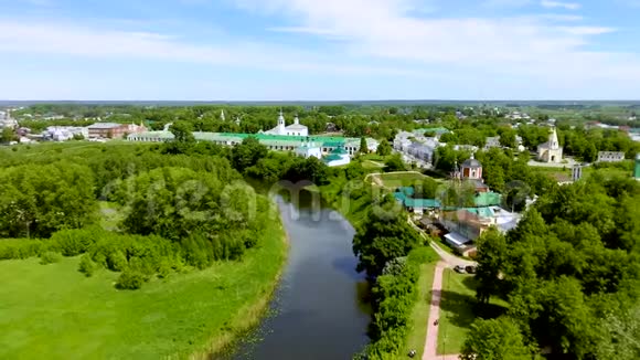 俄罗斯苏兹达尔卡门卡河上的伊利亚斯教堂视频的预览图