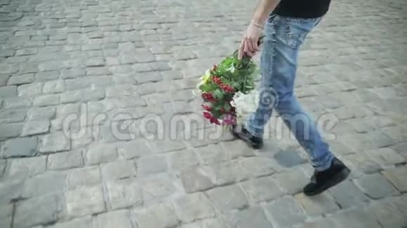 男人带着一束花走向女人慢动作视频的预览图