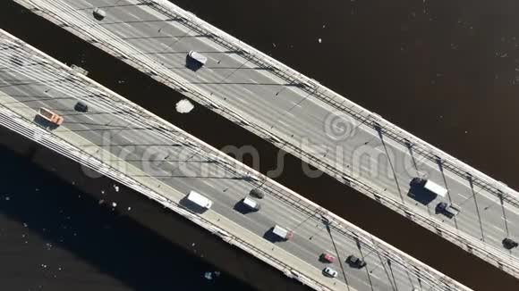 空中拍摄的斜拉桥上的河流放大以上的汽车视频的预览图
