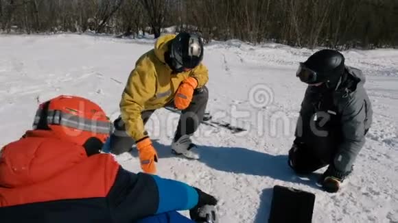 滑雪板老师向学生讲解滑雪板的技巧在雪地上画图视频的预览图
