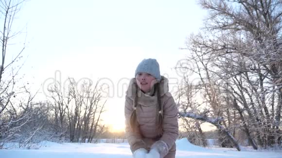孩子们冬天在公园里玩圣诞假期以扫雪冬天孩子们在公园里玩圣诞节视频的预览图