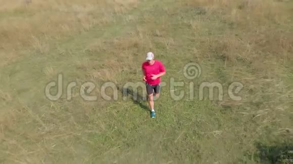 匈牙利草地上一名男子的空中慢镜头视频的预览图