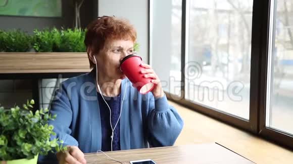 一位坐在咖啡馆里的老妇人记得她的生活视频的预览图