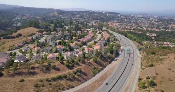 美国加州SF湾地区圣马托县郊区的房屋和高速公路航空视频的预览图