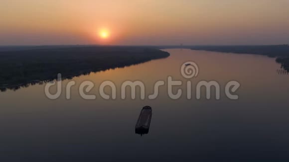 在河上的无人机上飞行日落视频的预览图