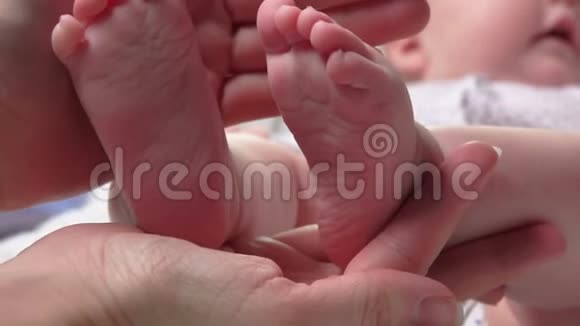 成人手中的婴儿脚视频的预览图