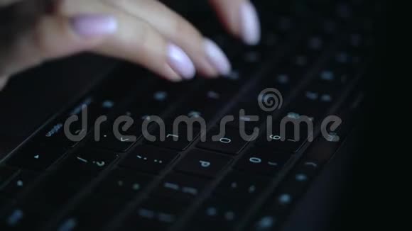 女性手部特写用笔记本电脑在深夜打字视频的预览图