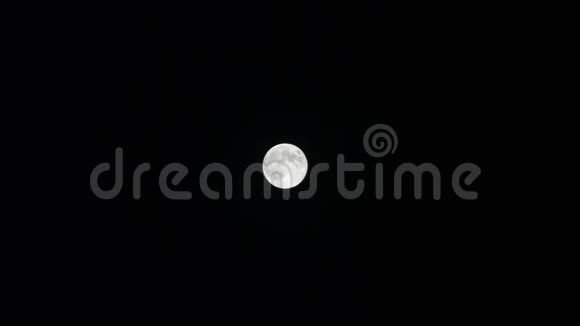 晴朗天空中的满月4K视频的预览图