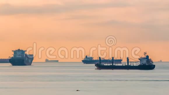 清晨在新加坡海岸附近停泊货船和油轮的景象视频的预览图