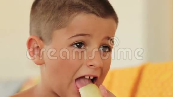 男孩吃瓜视频的预览图