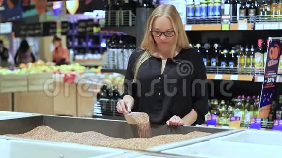女孩在超市里选择荞麦粥视频的预览图