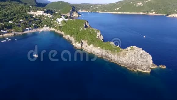 在古洛卡斯特利察地区的希腊科孚岛的空中景色无人驾驶飞机循环移动视频的预览图