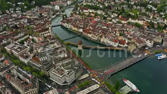 瑞士卢塞恩市景内的卡佩尔布拉克或教堂桥的鸟瞰图视频的预览图